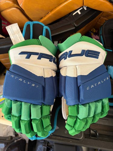 True Catalyst Pro Custom Hartford Whalers Hockey Gloves