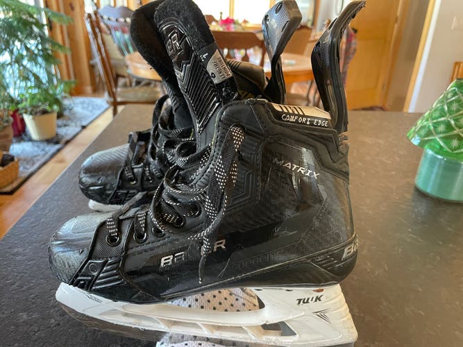 2023 Bauer Supreme Matrix Hockey Skates Size 6 (Used)