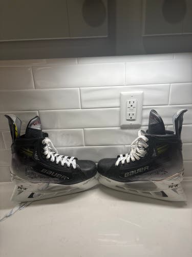 2023 Bauer Vapor Hyperlite 2 Hockey Skates 8.5 (Used)