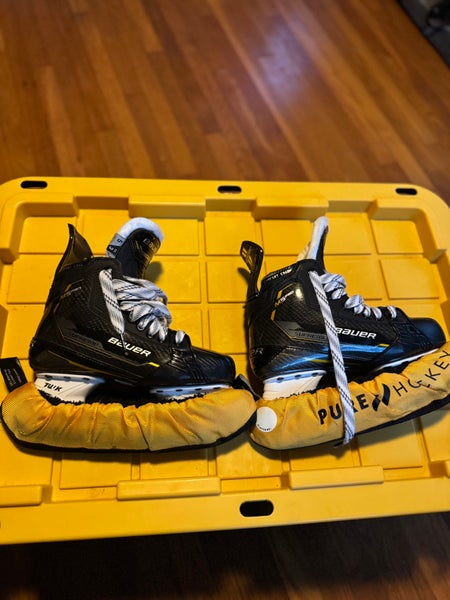 2022 Bauer Supreme M5 Pro Hockey Skates Size 5 (Used)