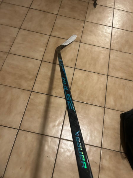 Intermediate Bauer PULSE Right Handed Hockey Stick P28 57 Flex (Used)