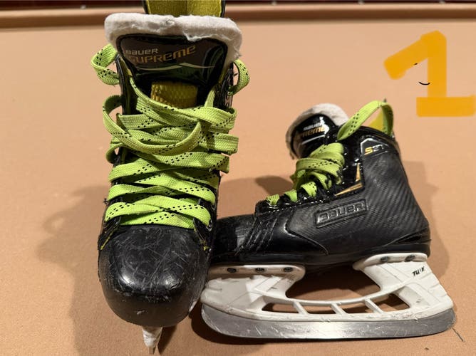 Bauer Supreme 27 Hockey Skates Size 1 (Used)