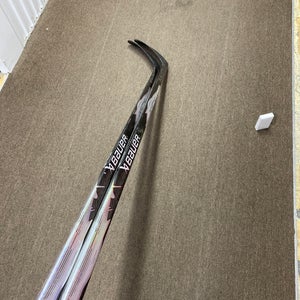 ONE AVAILABLE NEW White Bauer Vapor FlyLite Right Handed Hockey Stick P28 77 Flex