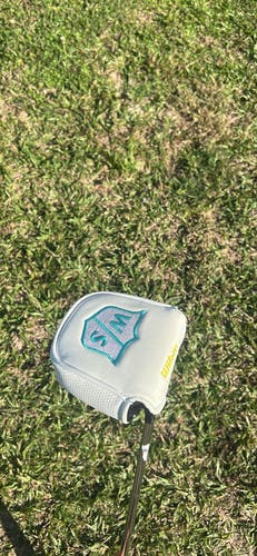 Unisex 2024 Wilson Mallet Right Handed Putter 33" (Used)