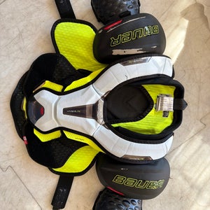 Medium Junior Bauer Vapor Hyperlite Shoulder Pads (Used)
