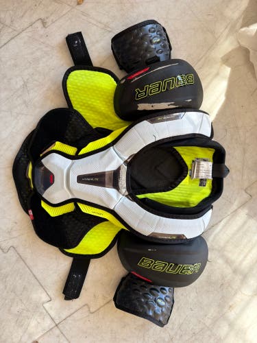 Medium Junior Bauer Vapor Hyperlite Shoulder Pads (Used)