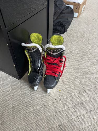 Bauer Vapor 4 Hockey Skates Regular Width Size 3.5 (Used)