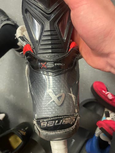 2023 Bauer Vapor X5 Pro Hockey Skates Regular Width 6.5 (Used)