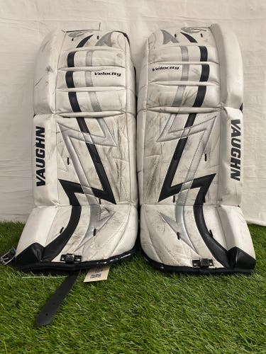 26" Youth Vaughn Velocity 7000 Goalie Leg Pads (Used)