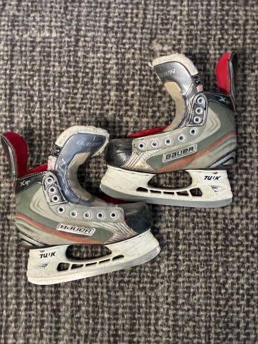 Junior Bauer Vapor X4.0 Hockey Skates Regular Width Size 1.5 (Used)