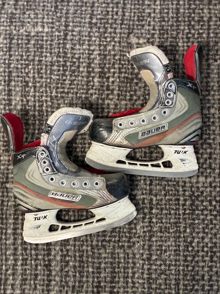 Junior Bauer Vapor X4.0 Hockey Skates Regular Width Size 1.5 (Used)