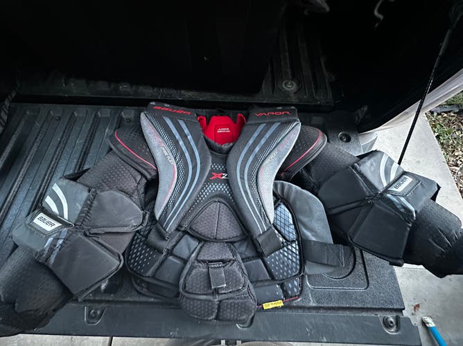 Medium Bauer Vapor X2.9 Goalie Chest Protector (Used)