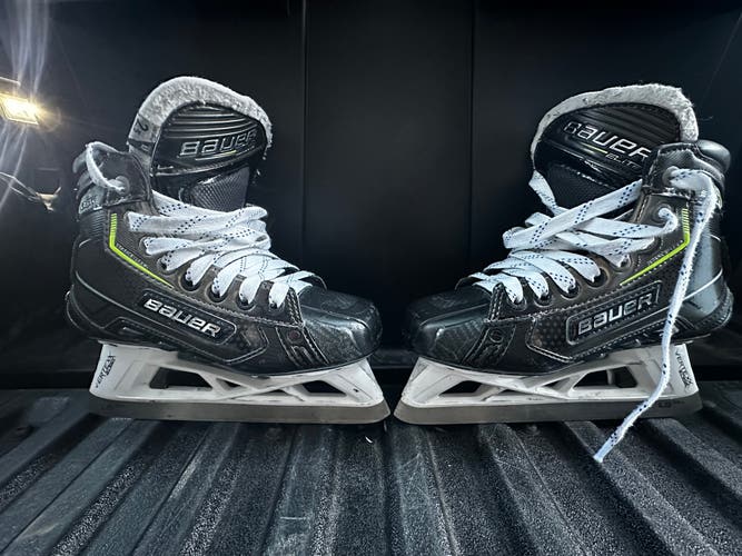 2021 Bauer Elite Hockey Goalie Skates Regular Width Size 2.5 (Used)