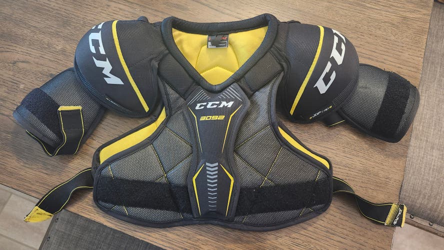 Large Junior CCM Tacks 3092 Shoulder Pads (Used)