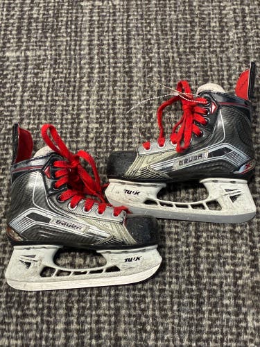 Youth Bauer Vapor X800 Hockey Skates Regular Width 13.5 (Used)