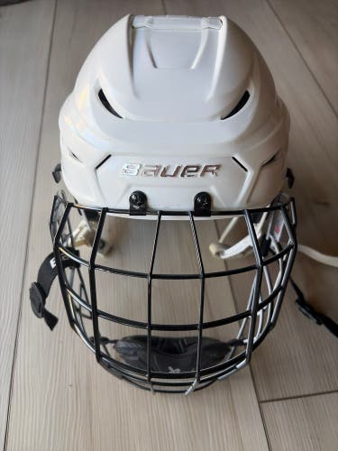Medium/Large Bauer Hyperlite 2 Helmet (Used)