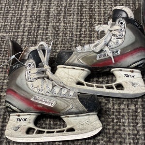 Junior Bauer Vapor X5.0 Hockey Skates Regular Width Size 2.5 (Used)