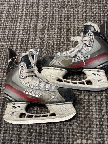 Junior Bauer Vapor X5.0 Hockey Skates Regular Width Size 2.5 (Used)