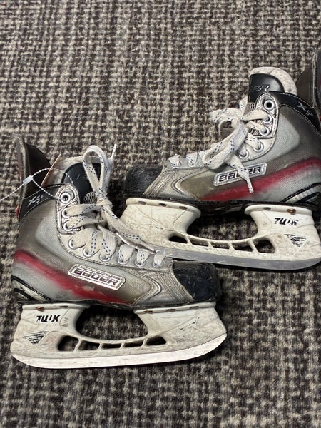 Junior Bauer Vapor X5.0 Hockey Skates Regular Width Size 2.5 (Used)
