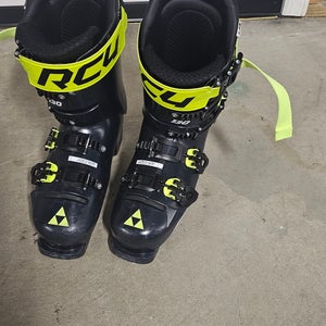 Mondo 27 & 27.5 Men's Fischer Racing RC4 Podium 130 Ski Boots Stiff Flex (Used)