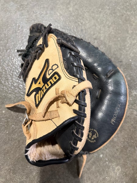 Mizuno RH Catcher's Glove 32.5" (Used)