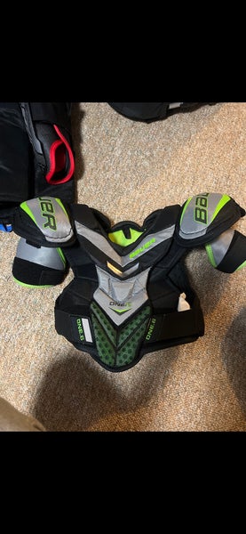 Medium Junior Bauer Supreme One.6 Shoulder Pads (New)