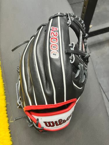 Practically new Wilson A2000 RH Infield Baseball Glove 11.75" 1975 model