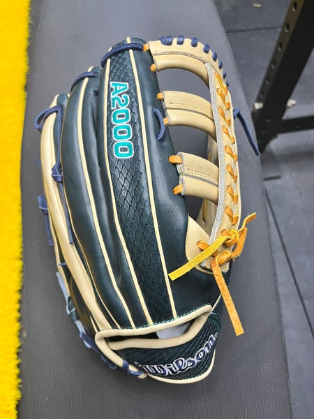 Wilson A2000 RH Outfield Baseball Glove 12.75" (Used)