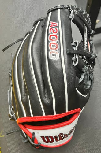 Practically new Wilson A2000 RH Infield Baseball Glove 11.75" 1975 model