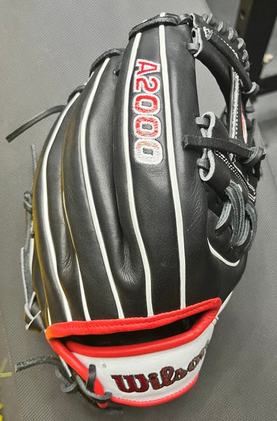 Practically new Wilson A2000 RH Infield Baseball Glove 11.75" 1975 model