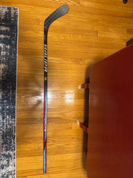 Senior Bauer Vapor Hyperlite 2 Right Handed Hockey Stick P28 77 Flex (Used)
