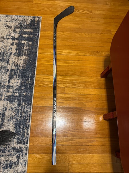 Senior Bauer Vapor FlyLite Right Handed Hockey Stick P28 77 Flex (Used)