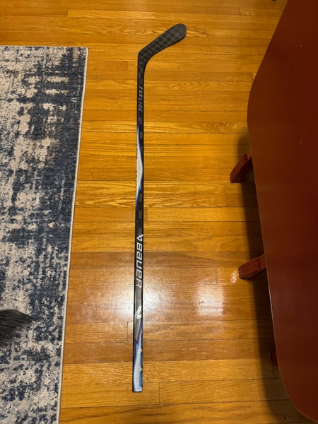 Senior Bauer Vapor FlyLite Right Handed Hockey Stick P28 77 Flex (Used)