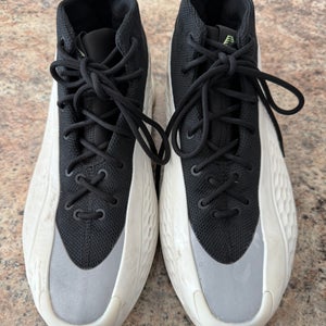 Men's Size M 9.0 (W 10.0) Adidas Shoes (Used)