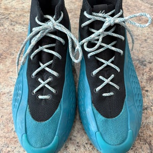 Men's Size M 9.5 (W 10.5) Adidas Shoes (Used)