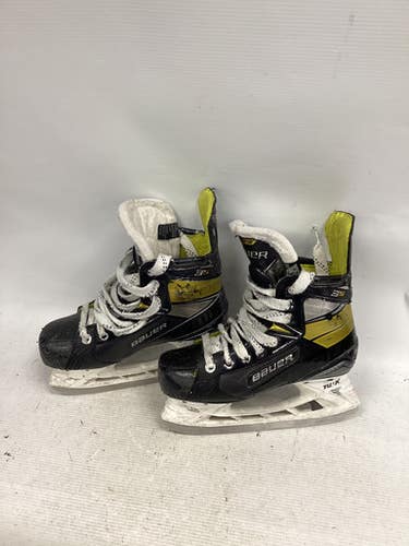 Used Bauer SUPREME 3S Junior Hockey Skate Junior 02.5 11851-S000039865