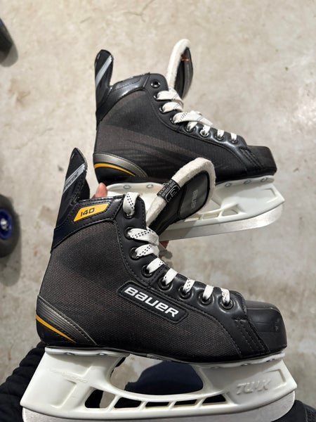 Bauer Supreme 140 Hockey Skates Regular Width Size 4 (Used)