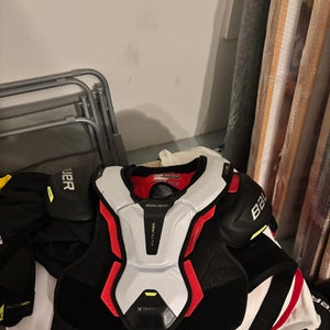 Men's Medium Intermediate Bauer Shoulder Pads (Used)