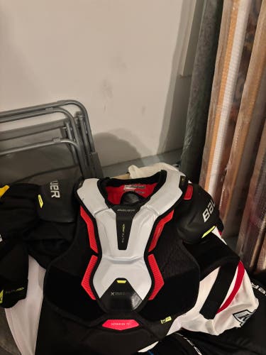 Men's Medium Intermediate Bauer Shoulder Pads (Used)