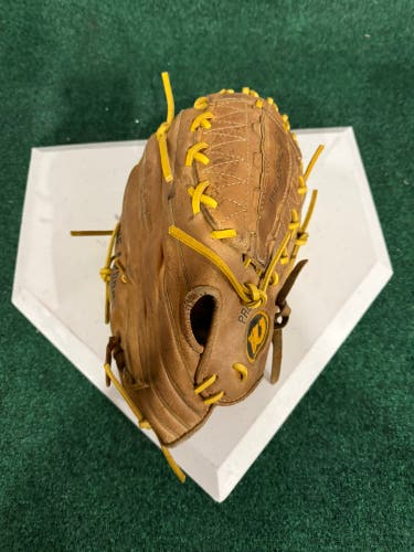 Wilson A2000 RH Outfield Baseball Glove 12.5" (Used)