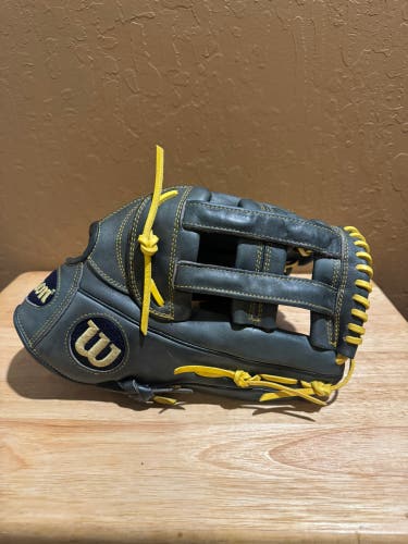 2013 Wilson A2000 RH Outfield Baseball Glove 12.75" (Used)
