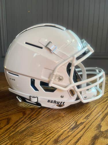 NEW Schutt F7 VTD Football Helmet - Advanced Protection for Adults (Large) (READ DESCRIPTION)