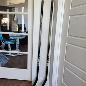 Set of 2 Junior CCM JetSpeed FT8 Pro Right Handed Hockey Stick P28 40 Flex (Used)