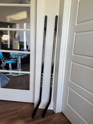 Set of 2 Junior CCM JetSpeed FT8 Pro Right Handed Hockey Stick P28 40 Flex (Used)