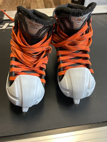 2007 CCM Vector 4.0 Hockey Goalie Skates Regular Width Size 4 (Used)