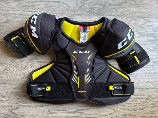 Small Senior CCM Tacks 9040 Shoulder Pads (Used)