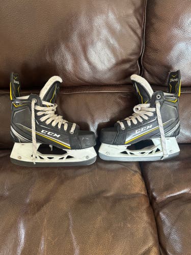 2018 CCM Tacks 9090 Hockey Skates Regular Width Size 3.5 (Used)