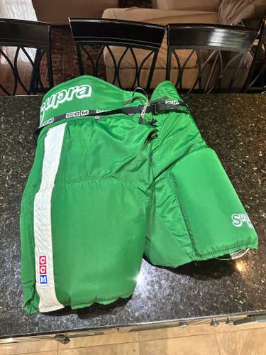 Men's Senior XXL CCM Kelly Green w/white stripe Hockey Pants (Used) mint condition HP410