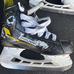 Bauer Supreme Elite Hockey Skates Regular Width Size 4.5 (Used)