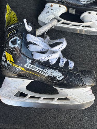 Bauer Supreme Elite Hockey Skates Regular Width Size 4.5 (Used)